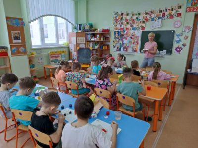 Воспитатель провела мастер-класс по изготовлению гипсовых фигурок