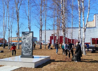 Учащиеся 9-11 классов провели уборку территории центрального сквера