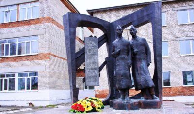 Памятник «Учителям и ученикам нашей школы, не вернувшимся с войны»
