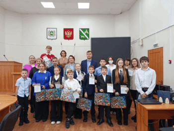 Глава Александровского района Пьянков Д.В. в торжественной обстановке вручил подарки Губернатора Томской области